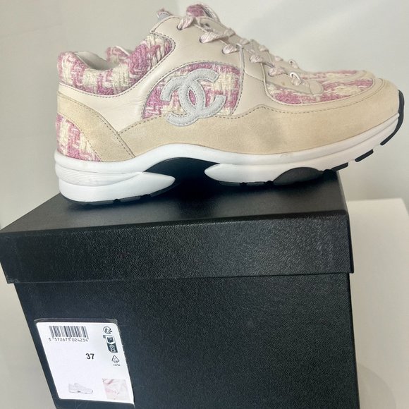 CHANEL 2023 Interlocking CC Logo Sneakers - Picture 7 of 7